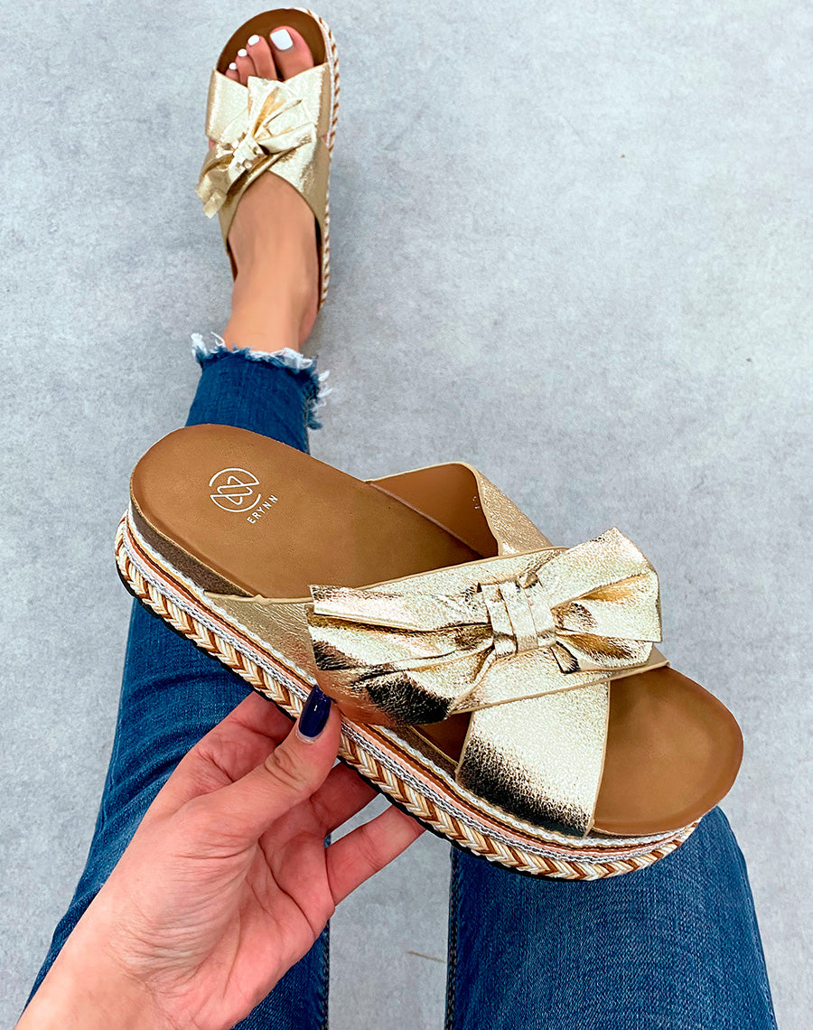 Mules dorée à plateforme épaisse et détail brodé