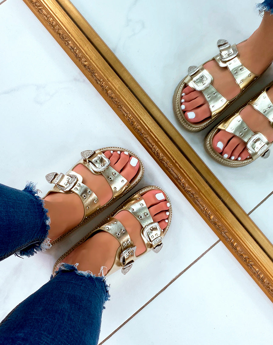 Mules dorées à double bride cloutées et fermoirs argentés