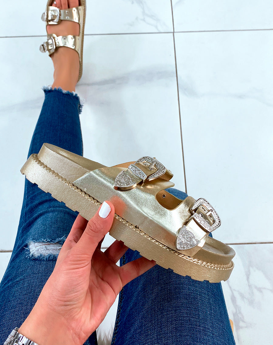 Mules dorées à double bride cloutées et fermoirs argentés