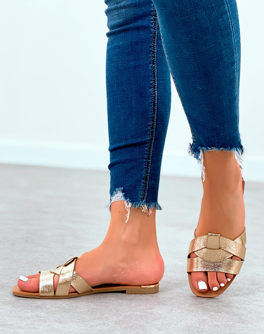 Mules dorées plates à bride entrecroisées et à détail dorée et noir