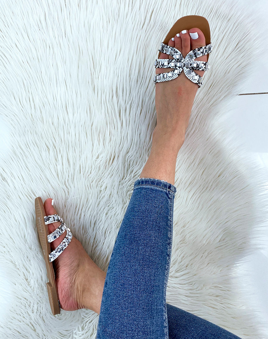 Mules effet snake à multiples brides ornées de clous