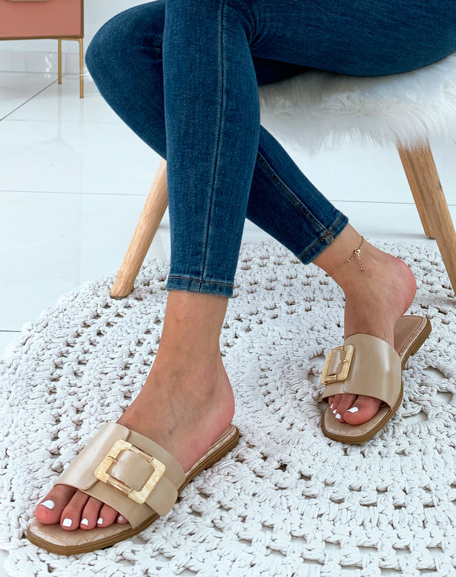 Mules en similicuir beiges à grosse boucle