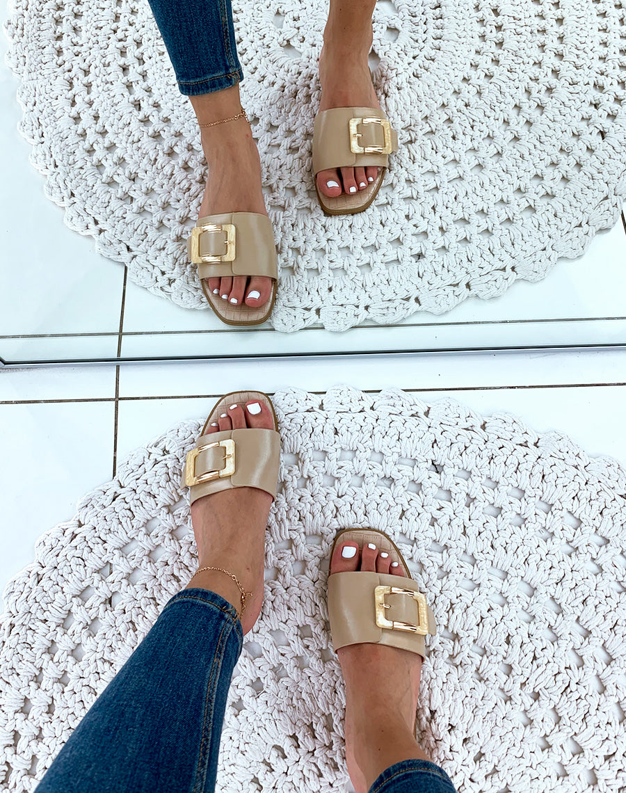 Mules en similicuir beiges à grosse boucle