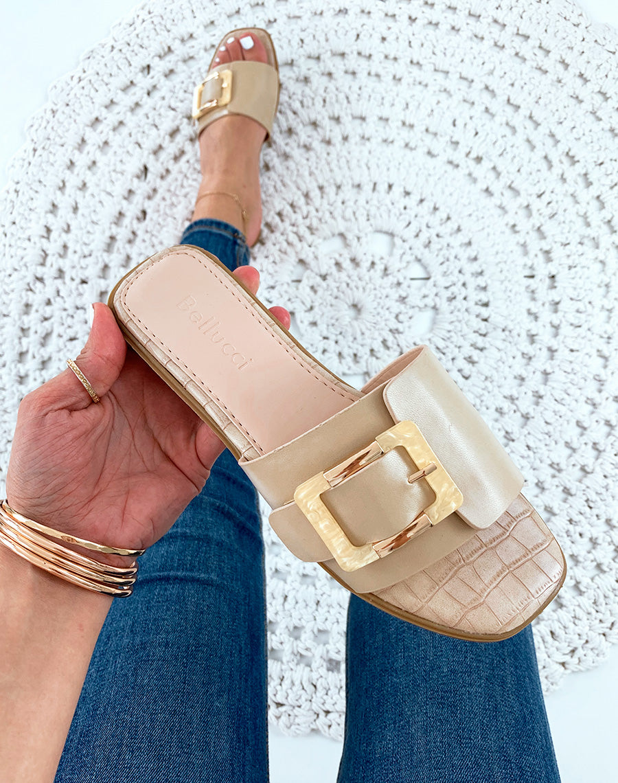 Mules en similicuir beiges à grosse boucle