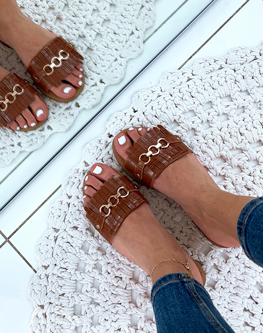 Mules en similicuir camel effet croco à détails dorés