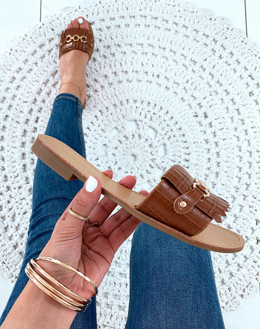 Mules en similicuir camel effet croco à détails dorés