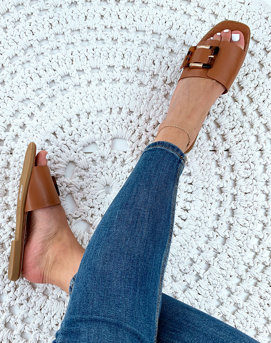 Mules en similicuir camel à grosse boucle