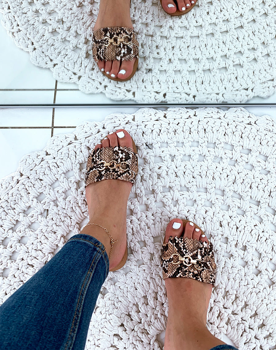 Mules en similicuir effet python à détails dorés