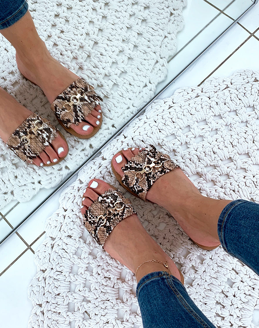 Mules en similicuir effet python à détails dorés