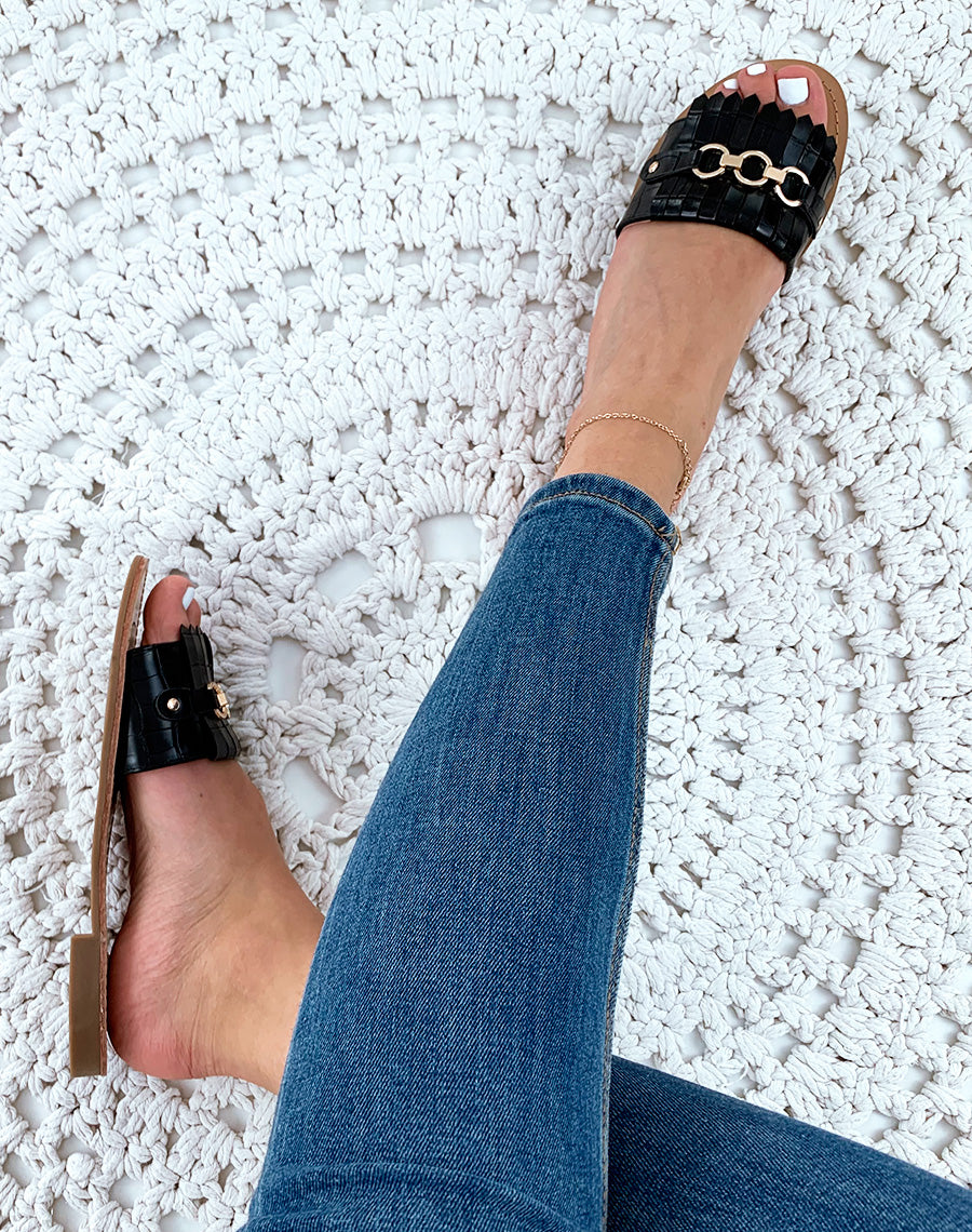 Mules en similicuir noires effet croco à détails dorés