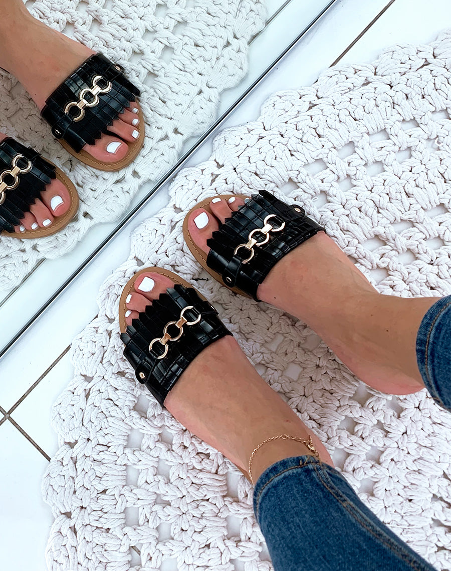 Mules en similicuir noires effet croco à détails dorés