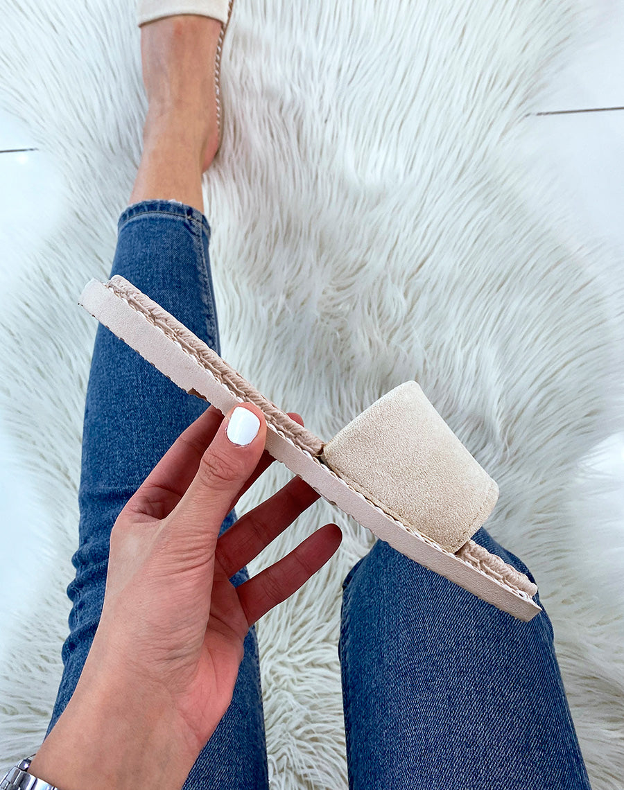 Mules en suédine beige