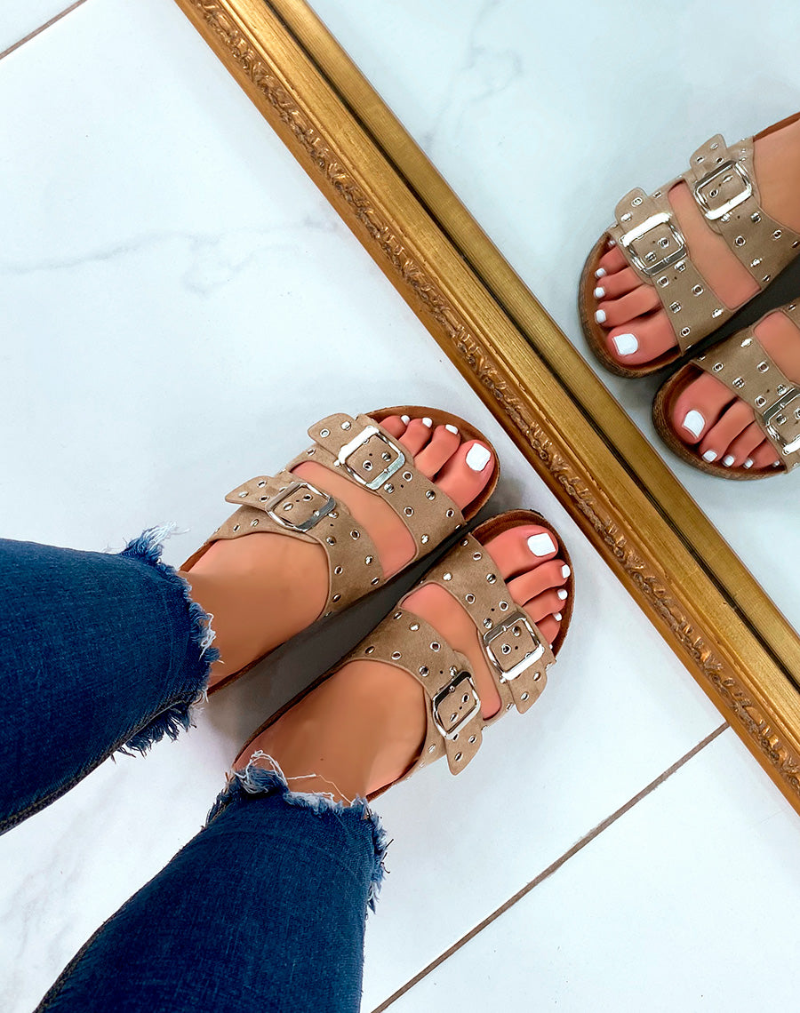 Mules en suédine beige cloutées et fermoirs argentés