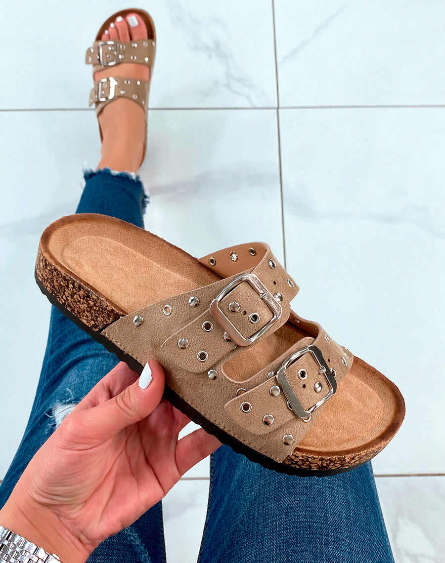 Mules en suédine beige cloutées et fermoirs argentés