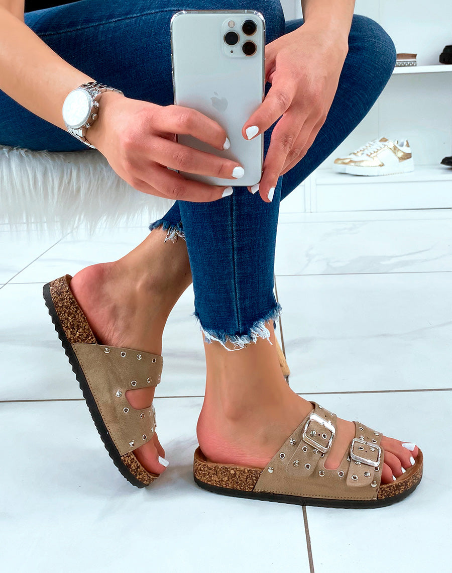Mules en suédine beige cloutées et fermoirs argentés