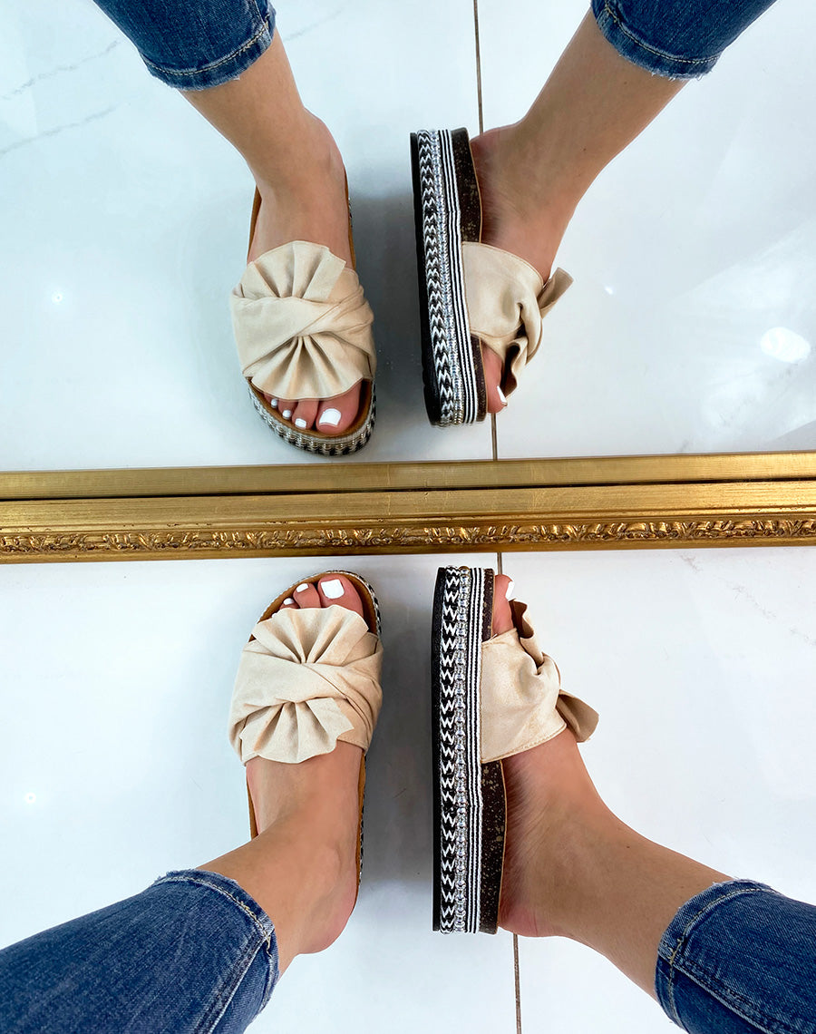 Mules en suédine beige à détail argenté