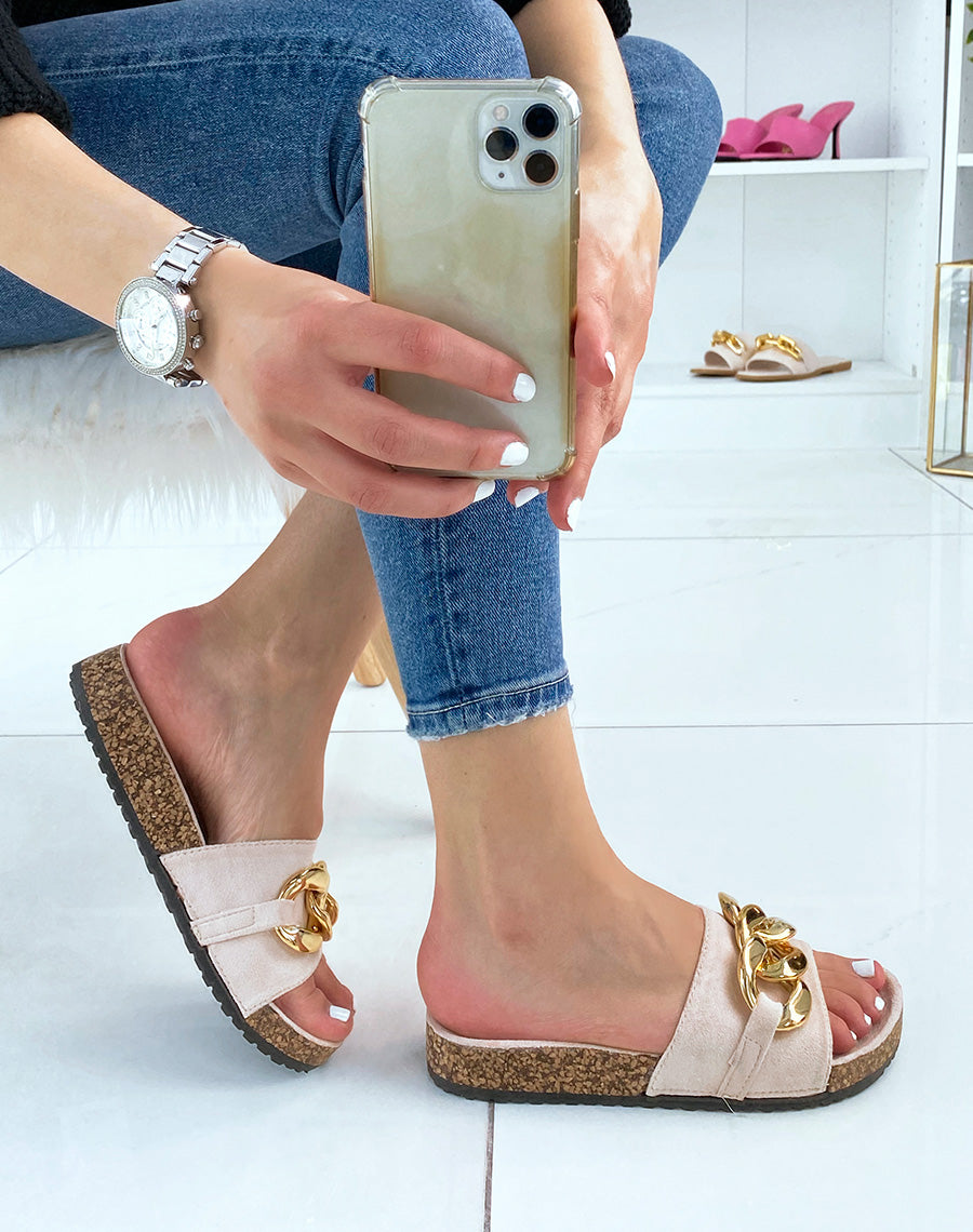 Mules en suédine beige à grosse chaîne dorée