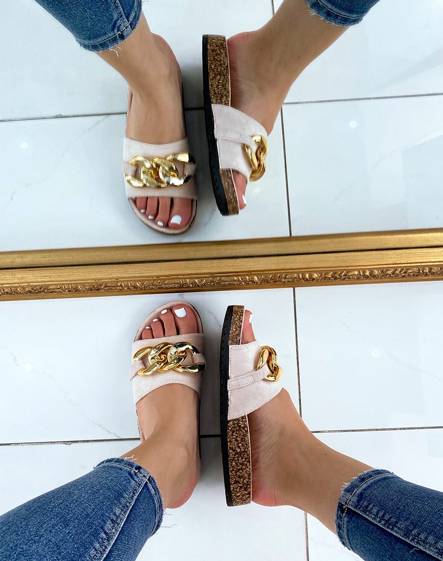 Mules en suédine beige à grosse chaîne dorée