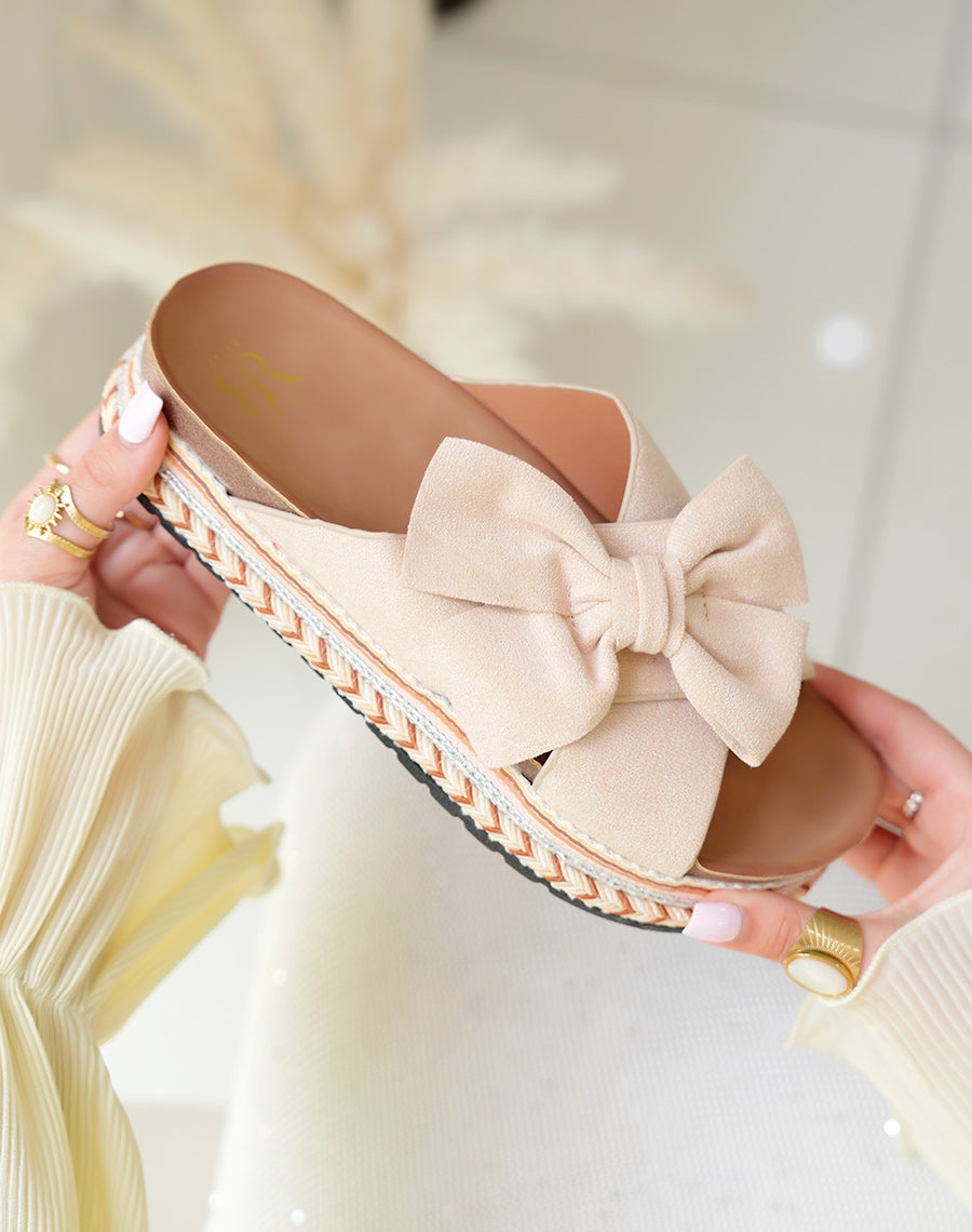 Mules en suédine beige à plateforme épaisse et détail brodé