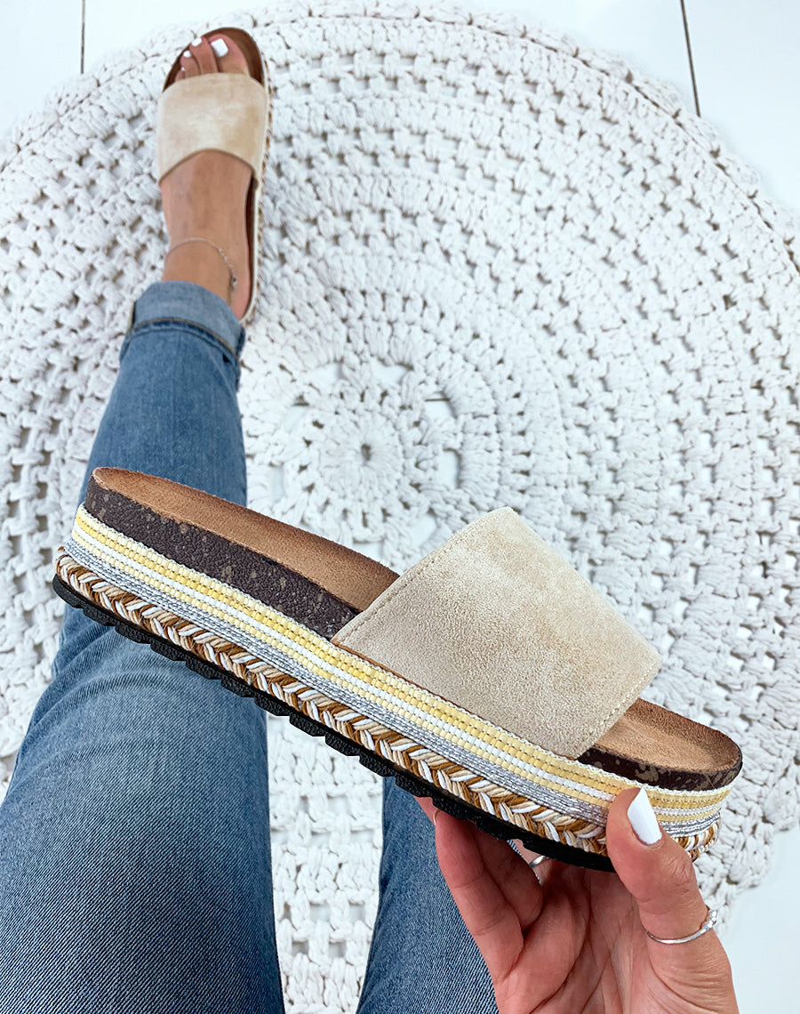 Mules en suédine beiges à plateformes fantaisies