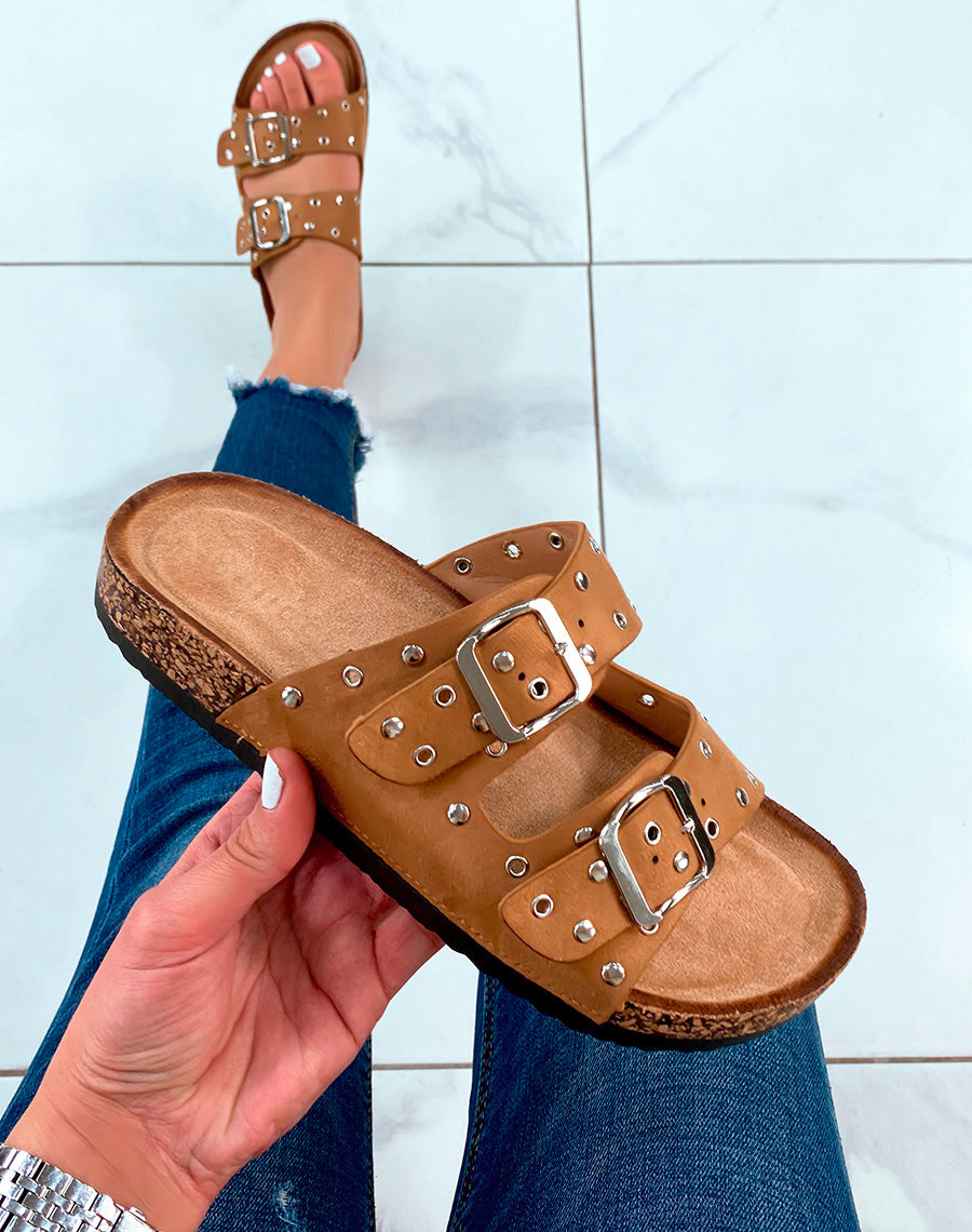 Mules en suédine camel cloutées et fermoirs argentés