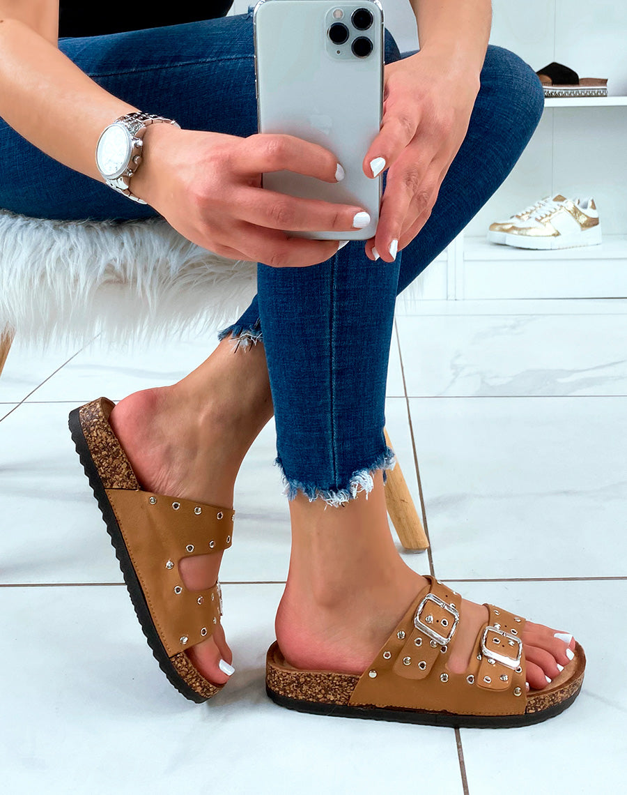 Mules en suédine camel cloutées et fermoirs argentés