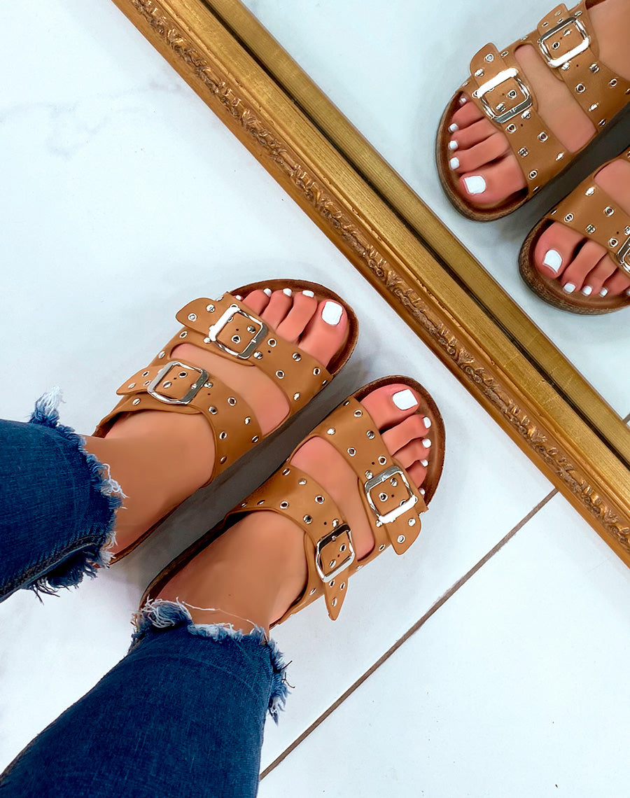 Mules en suédine camel cloutées et fermoirs argentés