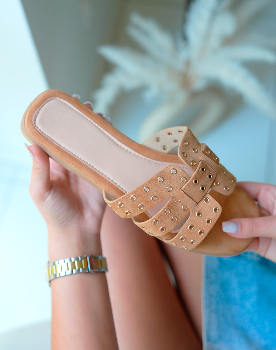 Mules en suédine camel à détails dorées pour femme