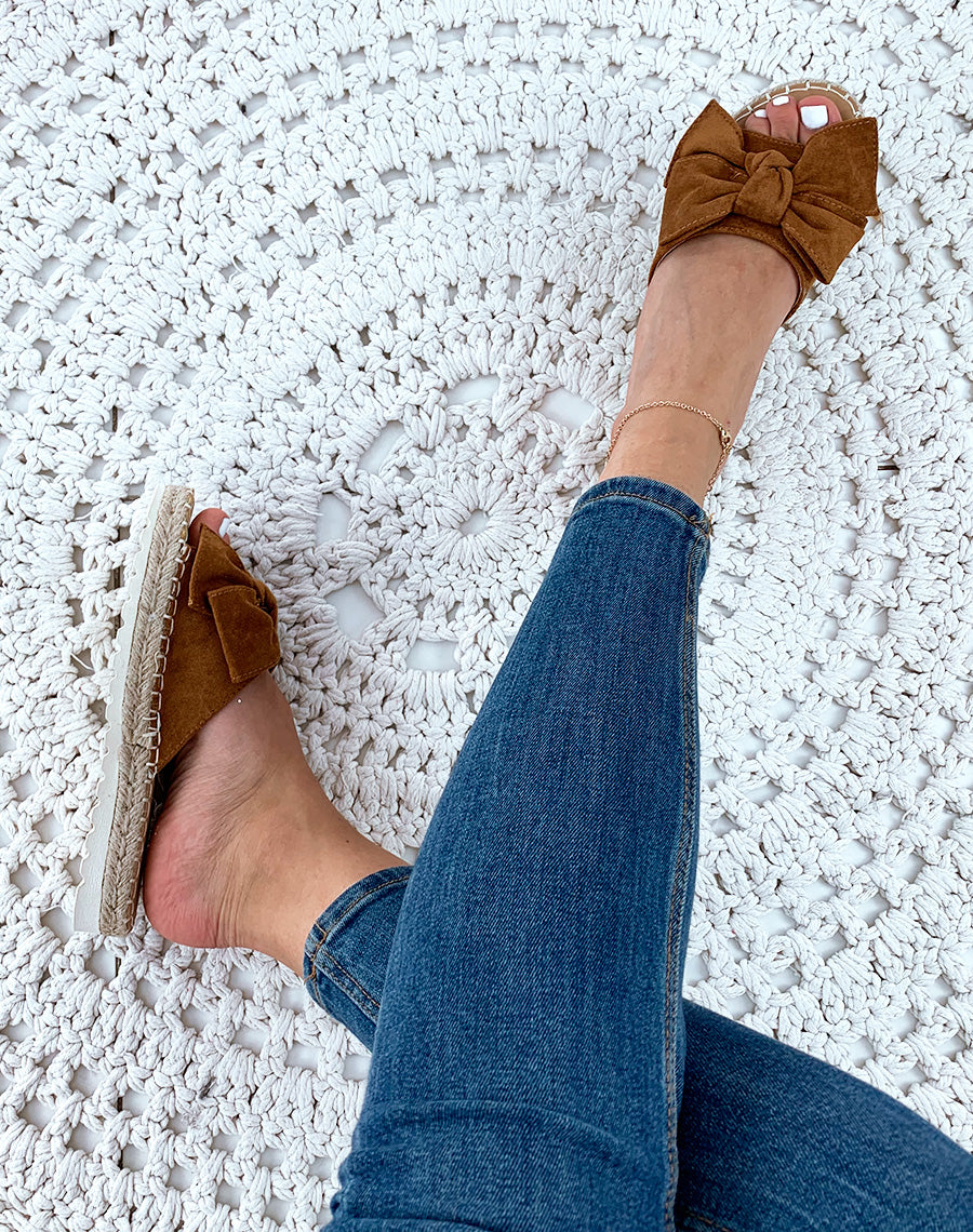 Mules en suédine camel à nœud et à semelle en osier