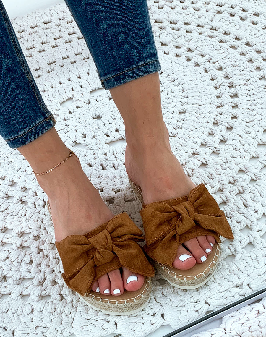 Mules en suédine camel à nœud et à semelle en osier