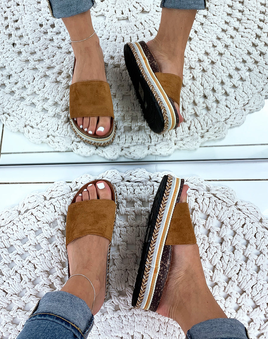 Mules en suédine camel à plateformes fantaisies