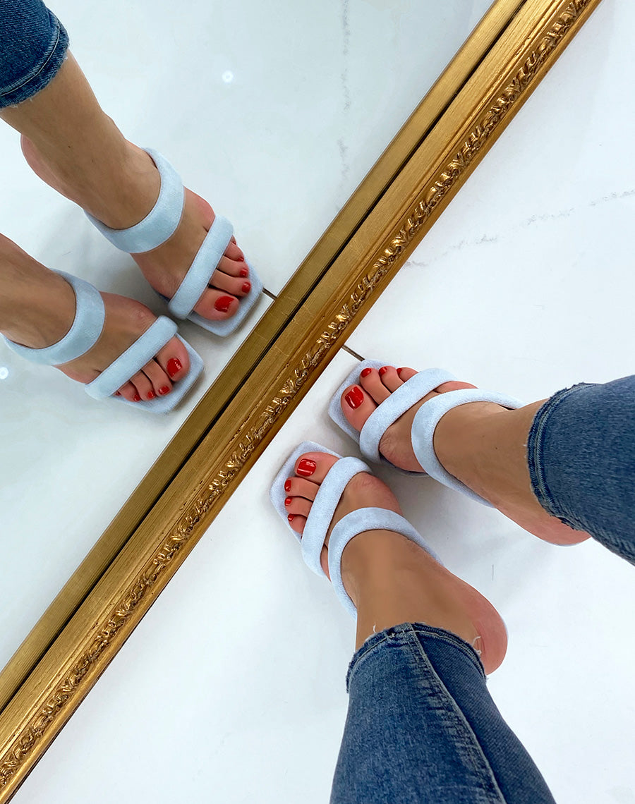 Mules en suédine double lanière à talon bleu pastel