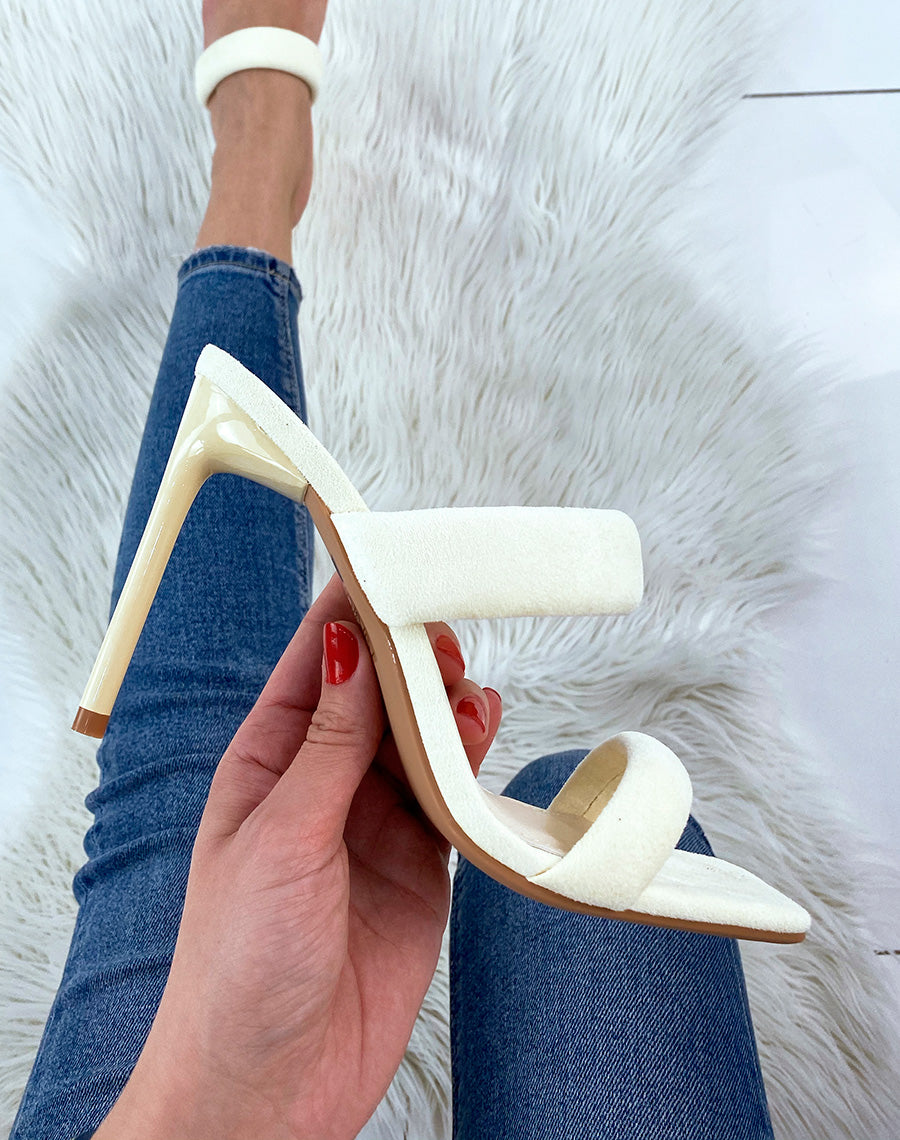 Mules en suédine double lanière à talon jaune pastel