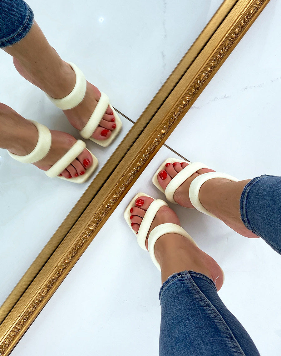 Mules en suédine double lanière à talon jaune pastel