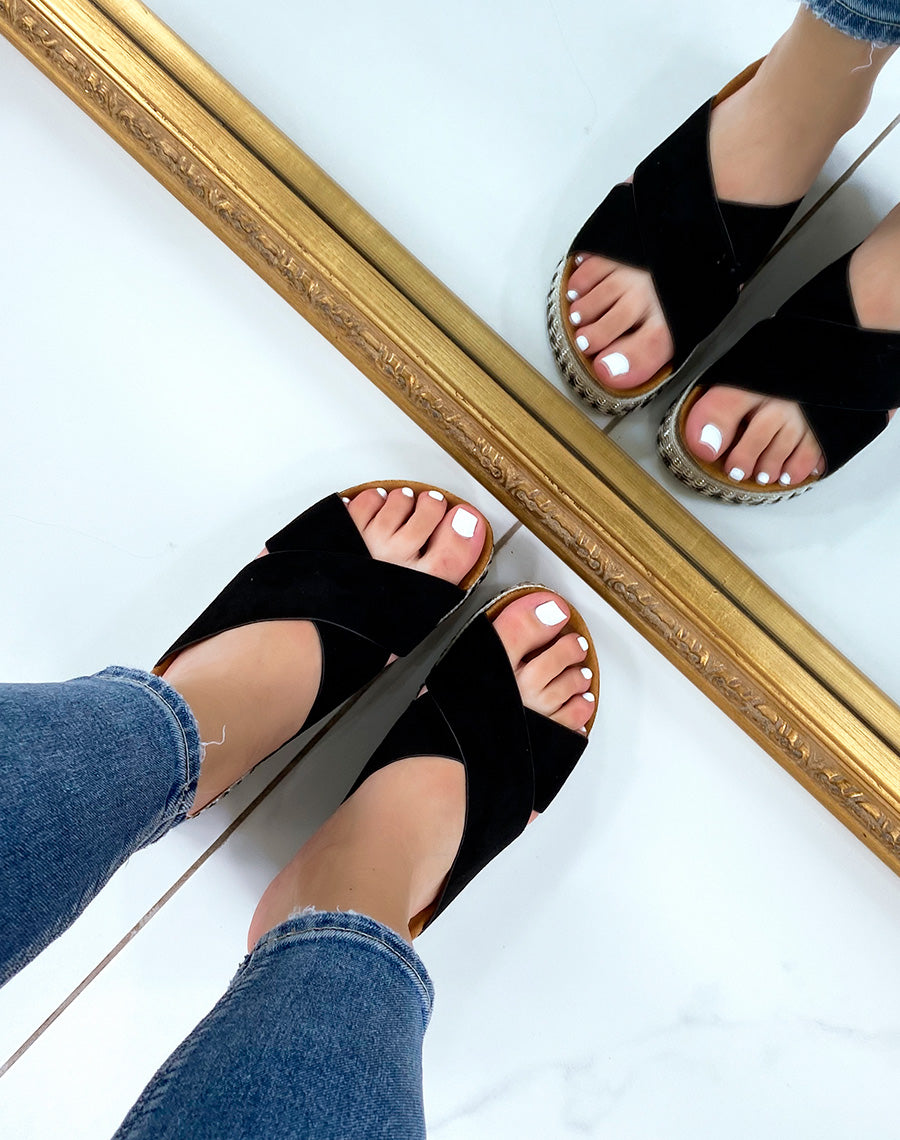 Mules en suédine noire à brides entrecroisées à plateforme