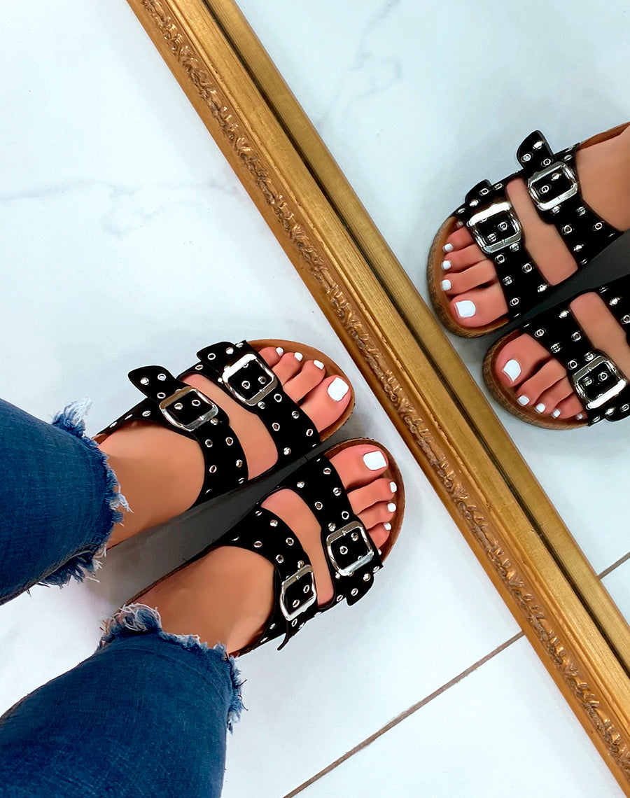 Mules en suédine noire cloutées et fermoirs argentés