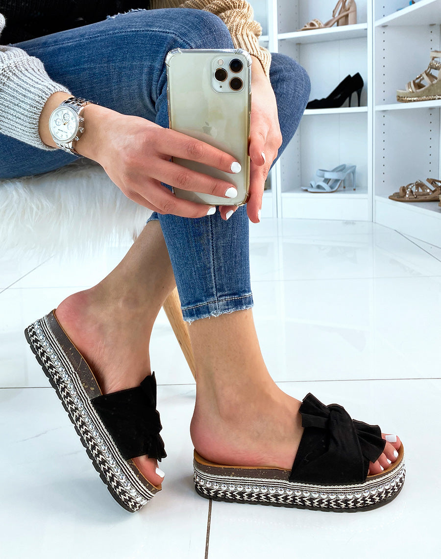 Mules en suédine noire à détail argenté