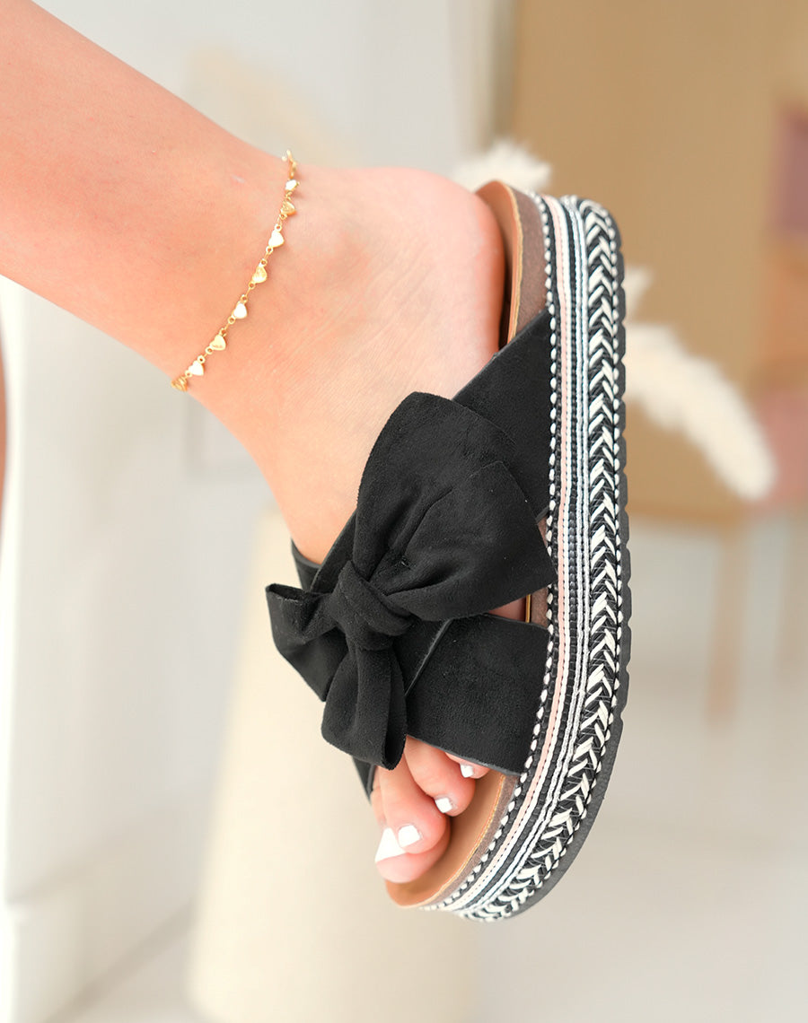 Mules en suédine noire à plateforme épaisse et détail brodé