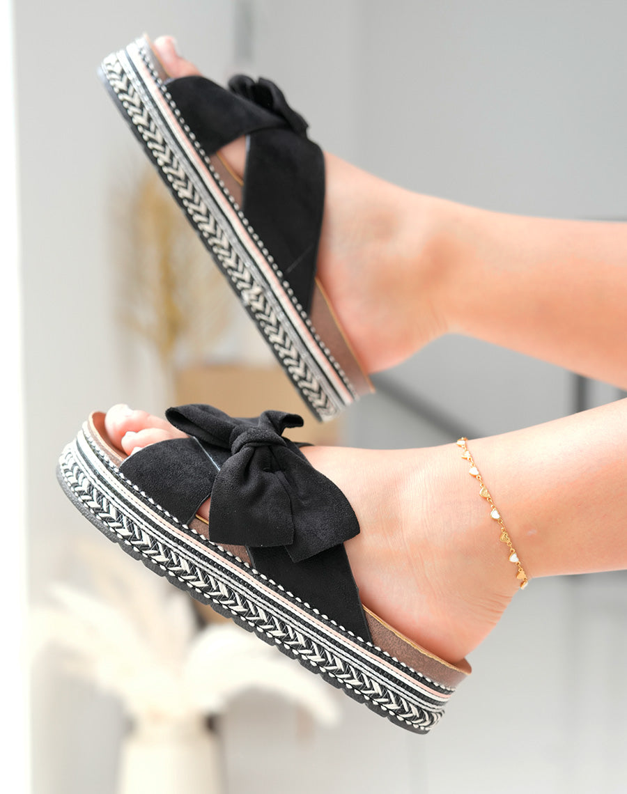 Mules en suédine noire à plateforme épaisse et détail brodé