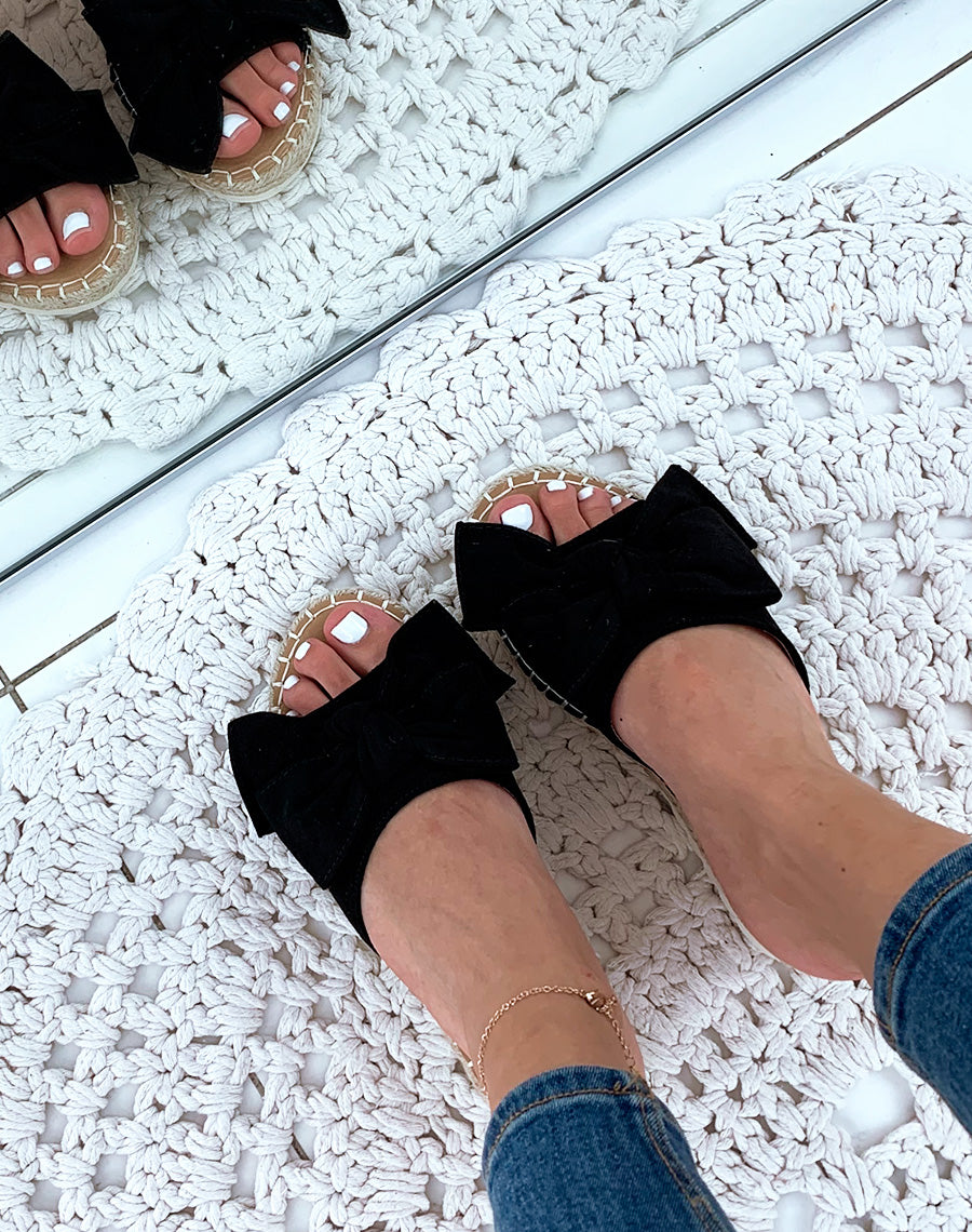 Mules en suédine noires à nœud et à semelle en osier