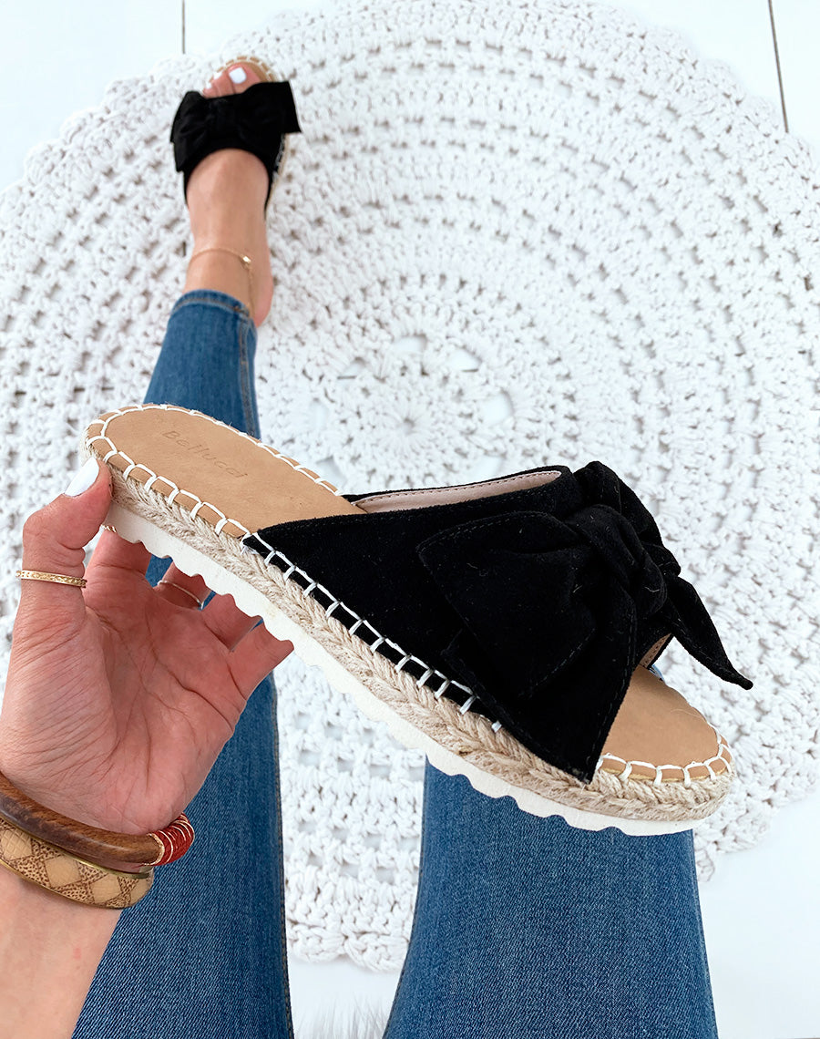 Mules en suédine noires à nœud et à semelle en osier