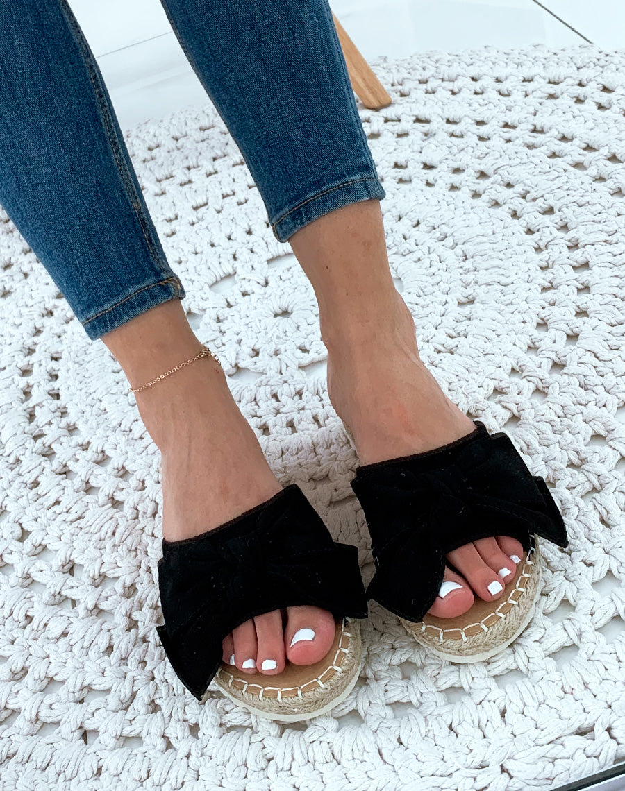 Mules en suédine noires à nœud et à semelle en osier