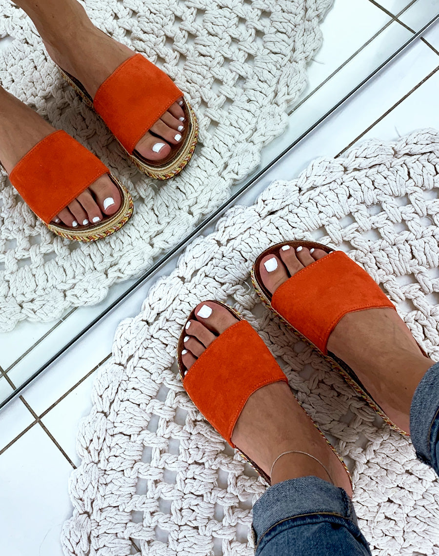 Mules en suédine oranges à plateformes fantaisies