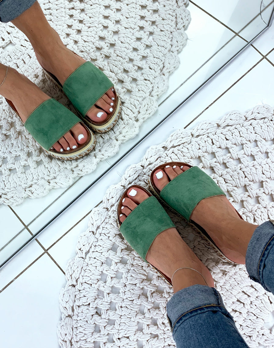 Mules en suédine vertes à plateformes fantaisies