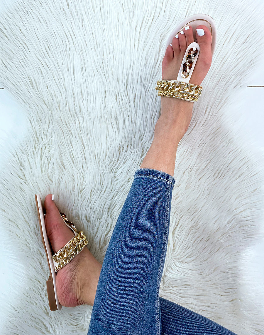 Mules à entredoigt beige avec chaines dorées