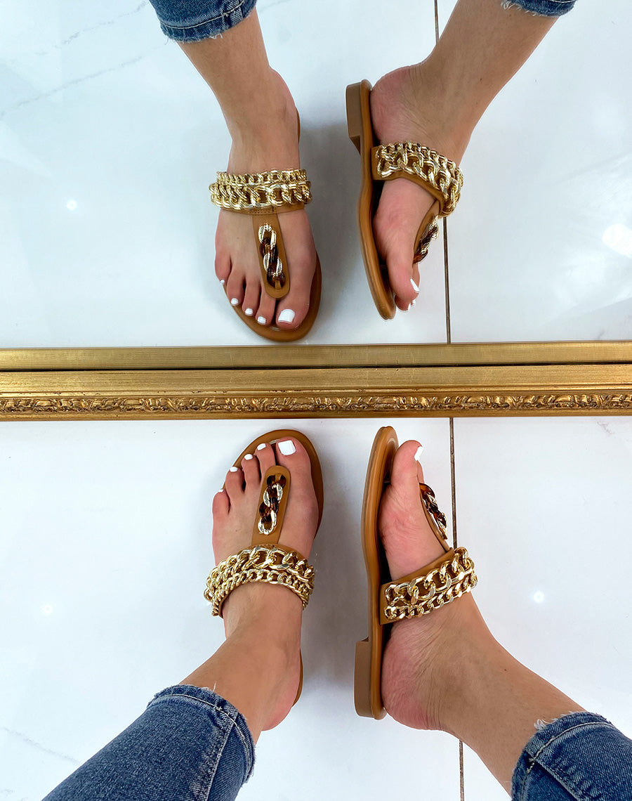 Mules à entredoigt camel avec chaines dorées