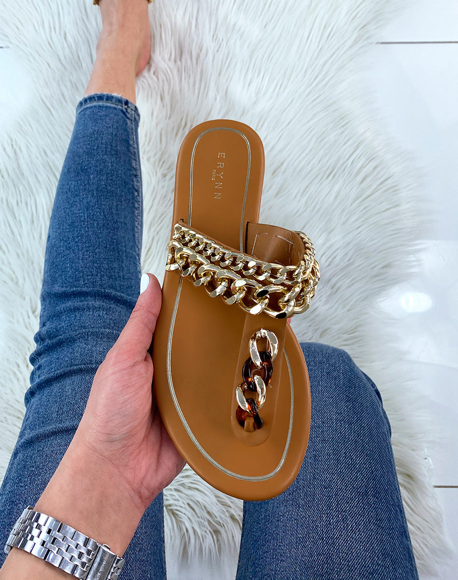 Mules à entredoigt camel avec chaines dorées