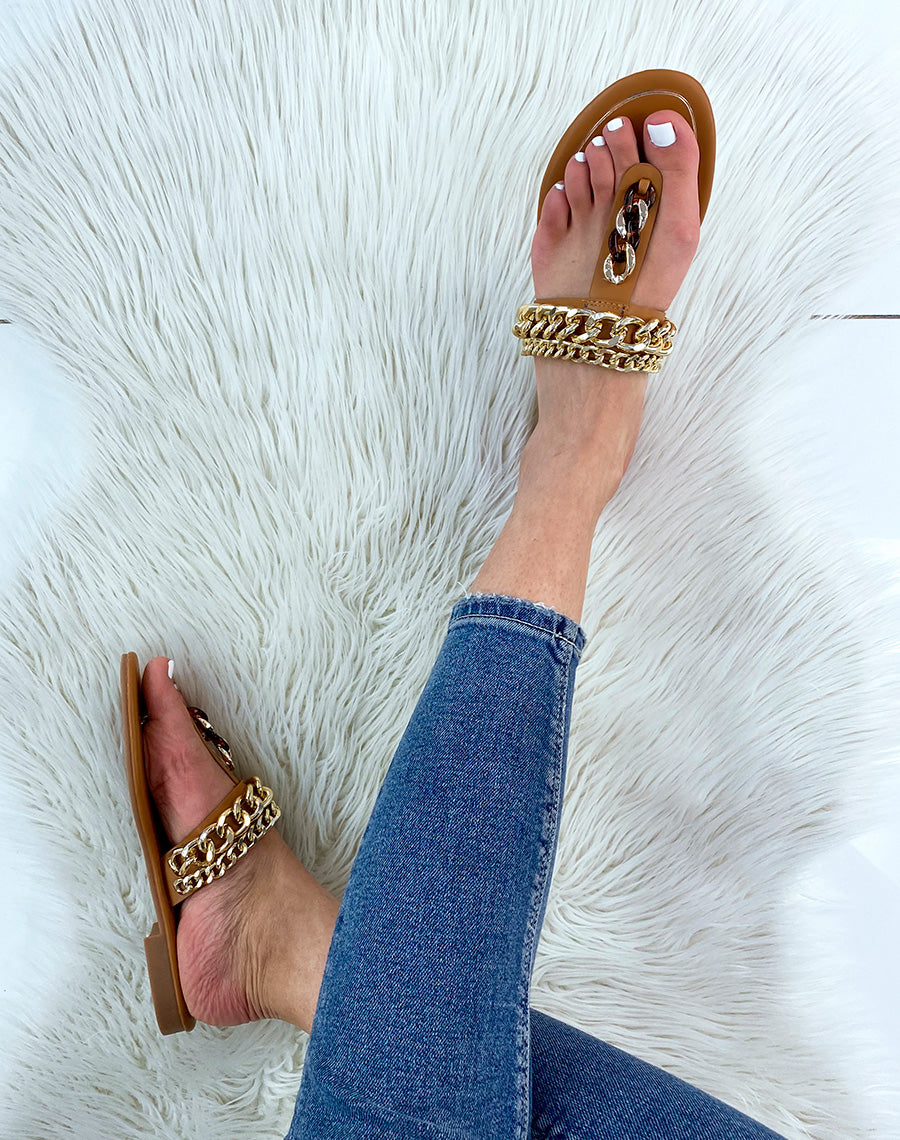 Mules à entredoigt camel avec chaines dorées