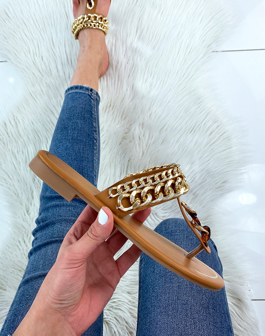 Mules à entredoigt camel avec chaines dorées