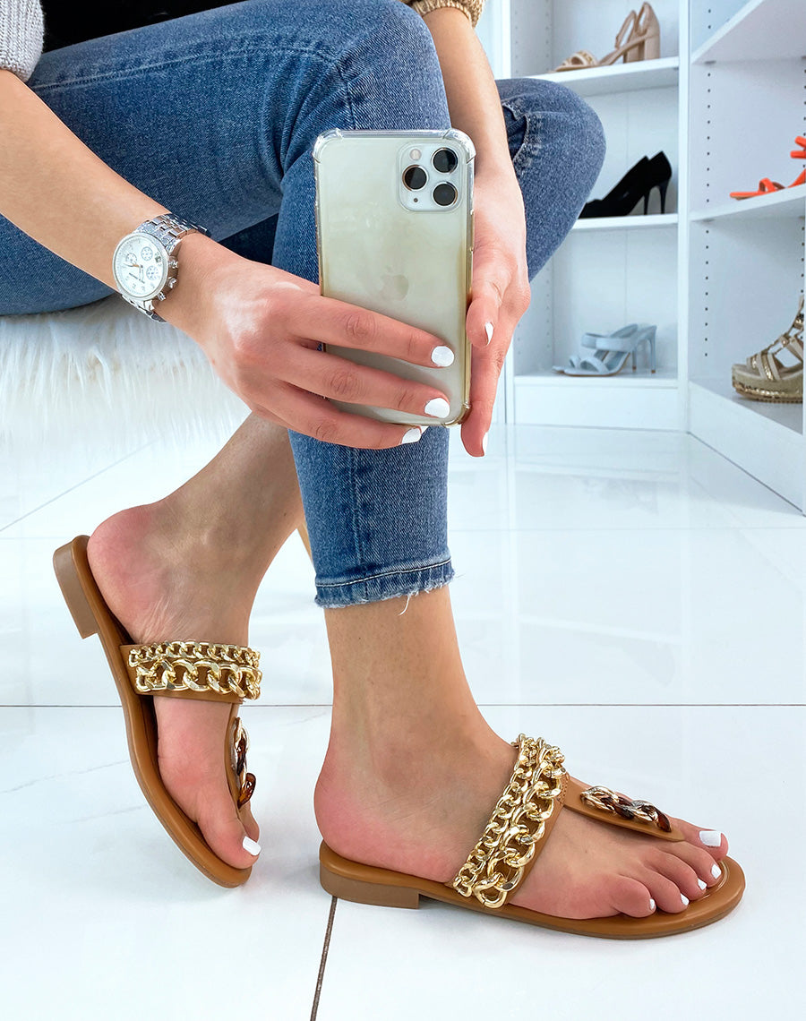 Mules à entredoigt camel avec chaines dorées